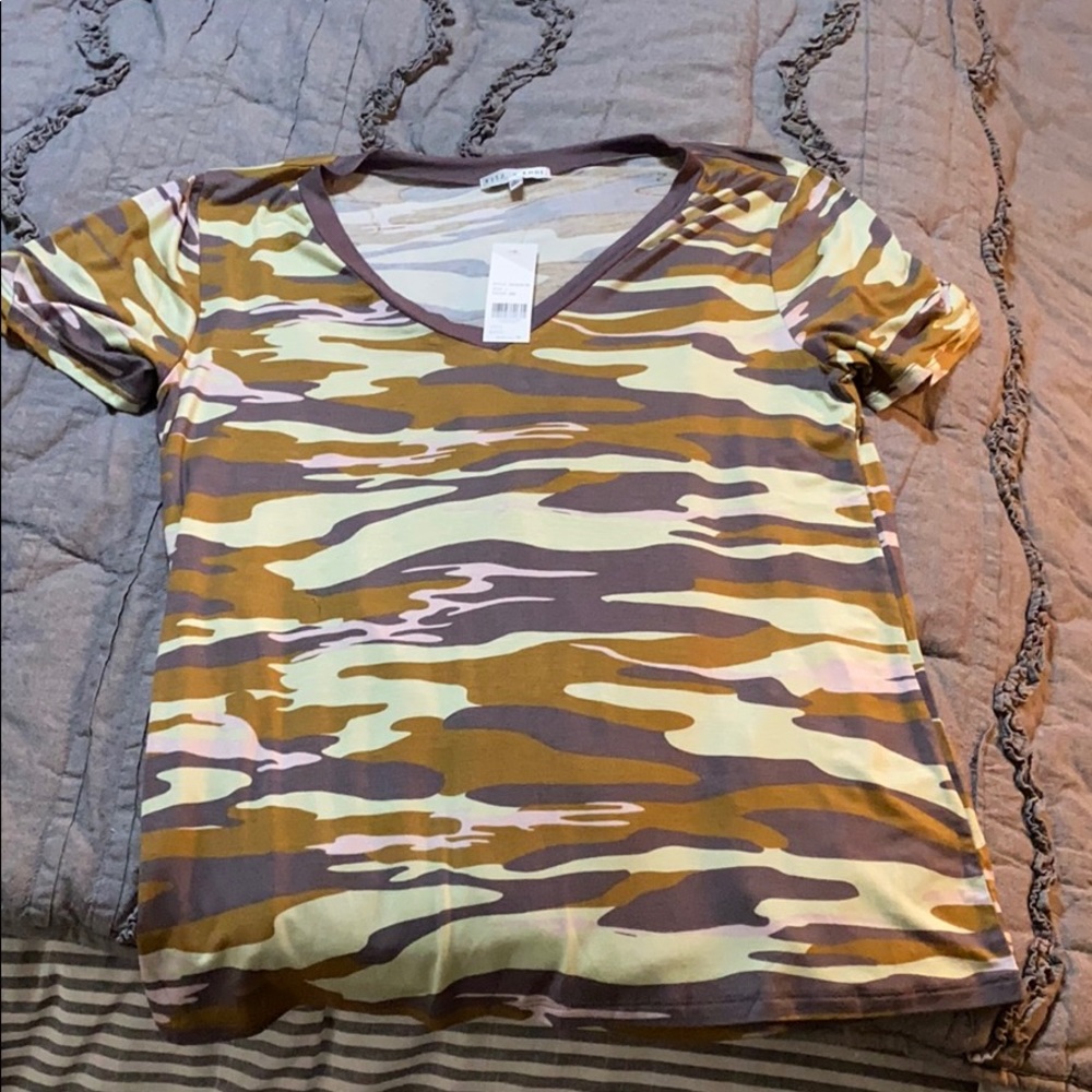 NWT! V-neck tee camo